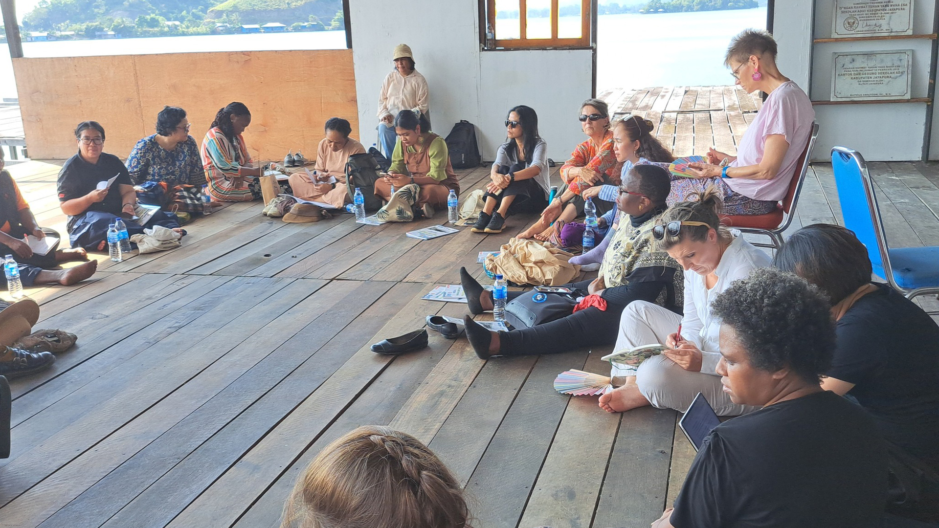 Read more about the article WOMEN’S SOLIDARITIY VISIT JERMAN, AFRIKA, PNG, PASIFIK ASIA Mengunjungi Sekolah Adat Negeri Papua